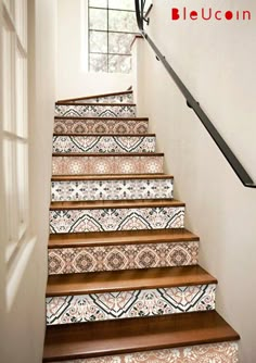 the stairs are decorated with blue and white tiles