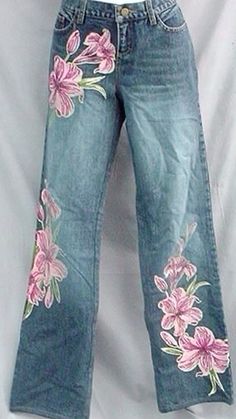 Cherry Blossom Jeans, Painted On Clothing, Painted Clothes Aesthetic, Art On Jeans Pants, Fabric Painted Jeans, Fabric Paint Jeans, Flower Painted Jeans, Embroidery Jeans Ideas, Denim Painting Jeans