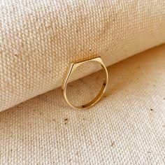 A simple stackable flat top ring is that accessory with a classical style but showing how edgy you can be. This is a must in your collection. Metal: 18k Gold-filled 1/20 2mm wide band (to make you discreet and in vogue) Hypoallergenic and water-resistant Handcrafted in Brazil Flat Top Gold Ring, Ring Gold Simple, Flat Top Ring, Flat Ring, Plain Gold Ring, Hand Chain Bracelet, 18k Gold Chain, Stack Ring, Pinterest Ideas