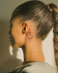 Back Ear Tattoo, Small Neck Tattoos, Behind Ear Tattoos, Throat Tattoo, Back Of Neck Tattoo, Neck Tattoos Women, Neck Tattoos, Face Tattoos, Discreet Tattoos