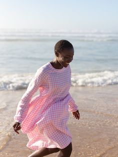 "BAY is a loose fitting long sleeve linen maxi dress. DETAILS - Maxi length - Smock silhouette - Long sleeve - Oeko-Tex certified 100% midweight linen - Cut and sewn to order just for you in our studio COLOR - Gingham Pink, you can also choose other colors above - Fabric samples are available here https://www.etsy.com/listing/586569696/linen-fabric-samples SIZING & FIT - Relaxed fit - Model is 5'4\" / 165cm tall and wears size XS CARE FOR LINEN - Machine wash up to 30ºC/86ºF gentle cycle - Lay flat to dry or tumble dry low - Warm iron if needed - Do not bleach SIZE GUIDE Size conversion guide Size XS (US 0-2, IT 36-38, UK 4-6, Japan 3-5, France 32-34) Size S (US 4-6, IT 40-42, UK 8-10, Japan 7-9, France 36-38) Size M (US 8-10, IT 44-46, UK 12-14, Japan 11-13, France 40-42) Size L (US 12-14 Maxi Linen Dress, Linen Wrap Dress, Linen Kimono, Summer Linen Dresses, Maxi Robes, Linen Maxi Dress, Pink Gingham, Kimono Dress, Long Sleeve Maxi