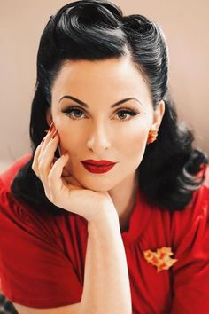 Party Hair Inspiration, Stile Pin Up, Cabelo Pin Up, Party Make-up, 50s Hairstyles, 1940s Hairstyles, Rockabilly Hair, Pin Up Hair, Foto Tips