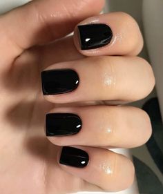 Plain Black Gel Nails, Short Black Gel X Nails, Pictures For Ig Profile, Black Short Natural Nails, Black Short Square Nails Ideas, Black Square Acrylic Nails Short, Nail For Short Fingers, Black Square Gel Nails, Black Short Manicure