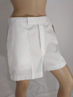 "70's Tennis White Shorts Women's Fitted Pockets Like New w ORIGINAL TAGS Vintage by COURT CASUALS Size 32 M Super cute TENNIS shorts! Womens shorts, fitted waist, front pockets, front zipper, high quality fabric. Impeccable condition. Like New with ORIGINAL TAGS. Super high quality. Made in HONG KONG. SUPER RARE Easy to wear casual chic vintage for the disco sporting life. MEASUREMENTS: Length - 16\" Inseam - 3.5\" Waist - 32\" Hips - 37\" MODEL STATS: Ht. - 5' 8.5\" Bust - 34\" Waist - 25\" Hi Summer Cotton Lined Bottoms, Lined Cotton Bottoms For Summer, Summer Lined Cotton Bottoms, Classic Stretch Shorts For Summer, Fitted Shorts For Daywear, Classic White Shorts For Daywear, Retro Fitted Lined Bottoms, Fitted Shorts With Short Inseam For Daywear, Retro White Shorts With Pockets