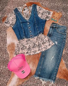 A denim vest to wear again and again! Some stretch and concho studs too! Cowgirl Office, Western Fits, Vest Outfit, Western Style Outfits, Office Outfit, Again And Again, Country Girl, Senior Year, Office Outfits