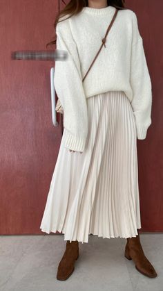 Pleated Skirt Fall Outfit, Japan Outfits, Skirt Outfits Fall, Minimalist Fashion Women, Hijabi Outfits Casual, Modest Wear, Outfit Inspo Fall, Looks Style, Winter Looks