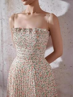 Découvrez l'élégance de la robe mi-longue plissée à taille imprimée de Guocali
 Cette robe plissée arbore un superbe imprimé floral et une broderie complexe à la taille. Conçue pour la femme avant-gardiste, elle allie sans effort style et sophistication.

 Cette robe pour femme présente un joli design plissé et un imprimé chic d'inspiration coréenne. La robe mi-longue à taille plissée est sans manches et confectionnée dans un mélange de coton et de polyester, garantissant confort et facilité. Le style à enfiler ajoute à son attrait décontracté mais élégant.

 Parfaite pour le printemps et l'été, cette robe plissée rehaussera votre garde-robe. Sarobe tendance 
Son design le rend idéal pour toutes les occasions. Les détails floraux et la broderie à la taille ajoutent une touche de luxe, ce Pleats Pattern, Spaghetti Strap Prom Dress, Pleated Mini Dress, Dress Flower, Dress Spaghetti, Pleated Midi Dress, Tea Length, Mode Inspiration, Looks Vintage