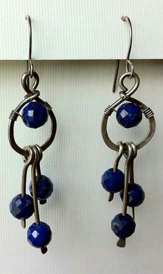 Lapizlazuli y plata Lapis Lazuli Beads, Wire Work Jewelry, Earrings Inspiration, Work Jewelry, Wire Wrapped Earrings, Wire Earrings, Bijoux Diy, Hand Made Jewelry, Jewelry Creation