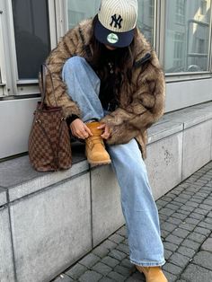 streetwear girl fake fur jacket new era fitted cap timberlands timbs fashion outfit inspo Chicago January Outfits, Jeans And Timberland Outfits Women, Women’s Black Timberland Boots Outfit, Platform Timberlands Outfit, Winter Timberland Outfits Women, Fits With Timberlands, Timbaland Outfit, Tim’s Outfit, Cute Timberland Outfits