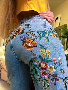 Diy Jeans, Mode Hippie, Diy Vetement, Estilo Hippie, Painted Jeans, Embroidery On Clothes, Cute Embroidery, Painted Clothes, Jeans Diy