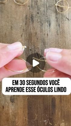 two hands holding glasses with the words em 30 segundos voce aprende esse coulos lindo