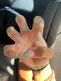 Nail Ideas Tropical Vacation, Teal Starfish Nails, Almond Nails Designs Beach, Starfish On Nails, White Starfish Nails, Ocean French Tip Nails, Blue Starfish Nails, Nail Inspo 2024 Almond, Cute Green Nail Designs