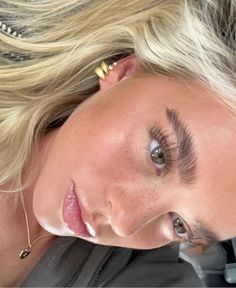 Light Freckles Aesthetic, Summer Sunkissed Makeup, Glowy Sunkissed Makeup, Natural Makeup Blonde, Blond Eyebrows, Blond Strands, Stockholm Makeup, Pretty Blonde Hair