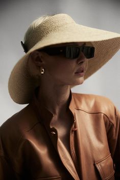 Byrdie is an adjustable visor crafted from raffia straw, finished with a regenerative black leather closure. This visor can be rolled up for ease of packing. Dressy Hats, Straw Visor, Packable Hat, Summer Playlist, Janessa Leone, Cooler Lunch Bag, Classic Accessories, Knit Shoes, Straw Bags