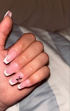 Bf Letter On Nails, Nail Initials Design French Tip, Nails With One Letter, Nails With Letter L On It, Nails With L Initial Acrylic, Nail Designs With Letters Ideas, Nails With An L Initial, Initals On Nails Simple, Letter L Nail Design