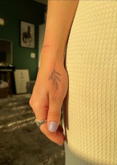 Tatuagem de folha plantas tattoo Branch And Vine Tattoo, Olive Branch Small Tattoo, Willow Tree Branch Drawing, Leaf On Hand Tattoo, Fine Line Branch Tattoo, Hand Tattoos Leaves, Dainty Leaves Tattoo, Olive Branch Tattoo Hand, Plant Tattoo Hand