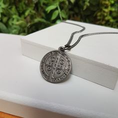 Colar Corrente Medalha De São Bento Ródio Negro    Confeccionado Em Metal Banhado Com Camada De Verniz Protetor.    Tamanho Do Pingente: Aprox. 2 5 Cm  Tamanho Da Corrente: 70cm.    Fabricação Própria.    Envio Imediato (Até 48 Horas Após A Compra).    Precisa De Ajuda?  Utilize O Chat E Esclareça Suas Duvidas.    Medidas Abaixo Do Produto Embalado: