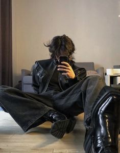 Cooler Style, Photographie Portrait Inspiration, Estilo Punk, Sirius Black, Edgy Outfits, On The Floor, Mode Inspiration, Black Outfit, Aesthetic Outfits