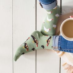 Friday Sock Co ™ - Huhn & Hahn - Mismatched Socken Cock-a-doodle-doo, das Huhn ist im Hühnerstall! Erklimme die Hackordnung in diesen absichtlich ungleichen Hühnersocken für Männer! Ihr werdet in aller Munde sein. Designed in Kanada und ethisch hergestellt in Italien. Maße: Damen 5 - 10 Herren 40 - 30 EUR 35 - 40 (Diese Socken passen auch Jungen und Mädchen von Schuhgröße 3 - 6). Lieferumfang: 85% ägyptische gekämmte Baumwolle 12% Nylonschnur 3% Elastan Merkmale: Hergestellt aus OKEO-TEX®* zertifizierter ägyptischer gekämmter Baumwolle Professionell genähter Rosso Toe Link Garnmischung, die sich über das gesamte obere Bündchen erstreckt, für zusätzliche Haltbarkeit und Komfort Verstärkte Ferse & Spitze Chicken Socks, Mismatched Socks, Pecking Order, Funky Socks, Chickens And Roosters, Fresh Eggs, Farm Animal, Coop, Conversation Piece