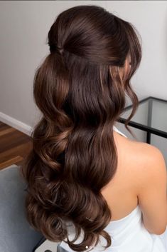 Explore the best bridesmaid hairstyles for long hair with our collection of 40+ ideas! Whether you're looking for bridesmaid hairstyles down, half up, updos, side styles, ponytails, buns, or boho looks, we have all the inspiration you need. Check out our full guide to find the perfect long wedding hairstyle ideas. Wedding beauty at its best! Thick Brown Hair, Long Bridesmaid Hair, Bridesmaid Hairstyles For Long Hair, Wedding Hairstyle Ideas, Bangs Ideas, Boho Looks, Ballroom Hair, Bridal Hair Veil