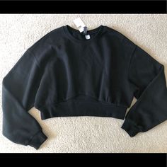 H&M Divided Womens Size Xlarge Black Long Sleeve Cropped Crop Sweatshirt Sweater New With Tags Cropped Sweatshirt, Long Sleeve Crop, Crop Sweatshirt, Black Long Sleeve, Sweater Top, H&m, Active Wear, Sweaters For Women, Womens Sizes