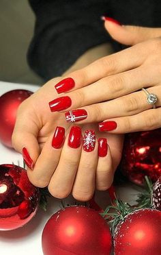 Kerst nagels; 50+ Mooie en makkelijke ideeën van rood tot kerstbomen en kerstmannen - Kerstliefde.nl Christmas Nail Designs Easy, Nail 2022, Nail Winter, Nails Thanksgiving, Nail Aesthetic, Nails Autumn, Red Christmas Nails, November Nails, Winter December