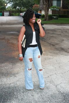 From Summer to Fall: Transitional Ripped Jeans Outfits Jeans And Hat Outfit, Jeans And Vest Outfit, Jeans Outfit Wide Leg, Pant Outfit Ideas, Teacher Hairstyles, Vest Styling, Women Ripped Jeans, Ripped Jeans Outfits, Denim Vest Outfit