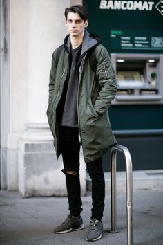 Male Model Street Style, Milan Men's Fashion Week, Leather Armor, Model Street Style, Mens Fashion Urban, Nice Style, Men Street, Long Jacket, Men's Apparel