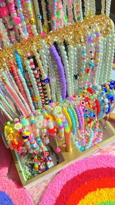 Kids Farmers Market, Pulseras Aesthetic, Pop Up Stand, Selling Bracelets, Accesorios Aesthetic, Jewelry Booth, Bracelet Business, Craft Market Display