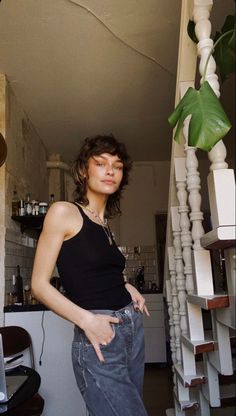 Shaggy Short Hair, Mullet Haircut, Shot Hair Styles, Curly Hair Women, Street Snap, Mullet Hairstyle, Hair Inspo Color, Medium Length Hair Cuts