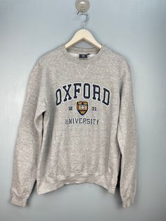 Vintage Oxford University sweatshirt  Oxford limited  SIZE : M (PLEASE CHECK THE MEASUREMENT BELLOW) ARMPIT TO ARMPIT : 20.5" LENGHT : 26.5" SHOULDER TO SHOULDER : 19.5" SLEEVE LENGTH : 27.5" CONDITION : Used and good condition (8/10) MATERIAL : 70% cotton 30% polyester  SHIPPING : I will be ship after received a payment and give tracking numbers. After 7 - 14 Working Days of Shipping from Malaysia please check & give your tracking number parcel to your national post. Receiving the parcel within 1-2 week. Please contact to me with any questions Thank you very much for your visit P4 Athletic Heather Long Sleeve Sweats For Fall, Long Sleeve Athletic Heather Sweats For Fall, College Sweater With Letter Print And Long Sleeves, Winter College Sweatshirt With Letter Print, Winter Cotton Sweater For Campus, Gray Fall Sweater For College, College Crew Sweater With Logo Print, College Long Sleeve Fleece Sweater, Long Sleeve College Sweatshirt With Letter Print