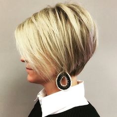 100 Mind-Blowing Short Hairstyles for Fine Hair Bronde Bob, Swept Bangs, Side Swept, Dangly Earrings, Short Bob Hairstyles