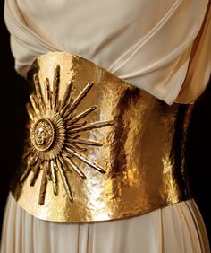 Sun Ornament, Empire Romain, Royal Style, A Goddess, Greek Myths, Metal Belt, Draped Dress, Dresses To Wear To A Wedding