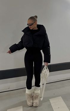 Winter Outfits Sporty Cold, 4 Day Winter Travel Outfits, Streetwear Autumn Outfits, Moon Boot Outfit Winter, Fall Fur Coat Outfit, Krakow Winter Outfit, Kim Kardashian Fall Outfits, Winter Outfits Aesthetic Skirt, Outfit Ideas 2024 Winter