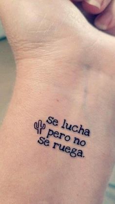 a person with a tattoo on their wrist that reads, se lucia if pero no se nega