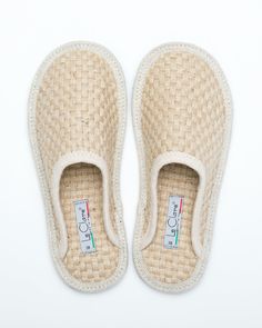 Description: The Stella in woven hemp is the quintessential slipper for luxurious comfort. This handcrafted slipper, designed only for the most discerning, will not disappoint. Hemp is sustainable, moisture wicking and antimicrobial. With its porous nature, it is able to breath keeping you cool in the summer. During cooler months, air trapped by the fibers is warmed by the body. Our premium Italian hemp fiber conforms to your foot for a customized fit, while the natural elasticity of woven hemp Hemp Fiber, Slide Slipper, Moisture Wicking, Memory Foam, Slippers, Bread, Nature