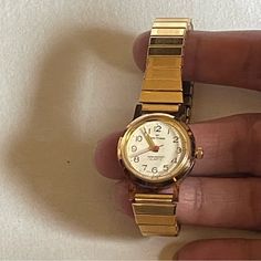 Vintage Waltham Watch With A White Face And Gold Tone Band. There Are No Scratches On The Face. Does Need A New Battery (Not Included). Approximate Measurements As Shown. In Excellent Condition. Minimal Watch Women, Small Gold Watch, Waltham Watch, Vintage Gold Watch, Vintage Watches Women, List Ideas, White Face, Accessories Vintage, Christmas List