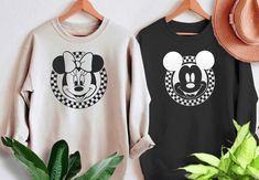 Matching Disney Outfits Bff, Disneyland Matching Outfits, Couples Disney Outfits, Couples Disneyland, Disney Couple Outfits, Disneyland 2023, Disneyland Sweatshirt, Checkered Outfit