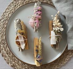 Crystal Smudge Stick, Meditation Studio Design, Crafts With Crystals, Holistic Wedding, Smudge Sticks Diy, Heal Your Soul, Healing Room, Women's Circle