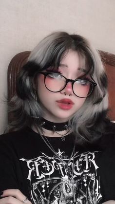 Goth People, Random Woman, Posters Anime, Eye Makeup Images, Hair Styels, Goth Hair, Native Language, Aesthetic Grunge Outfit