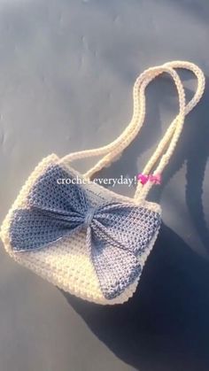 Cute Simple Things To Crochet, Aesthetic Crochet Cardigan, Cute Crochet Bag Aesthetic, Aesthetic Easy Crochet Ideas, Aesthetic Crochet Bags, How To Crochet A Bag For Beginners, Easy Crochet Bags For Beginners, Crochet Gifts Patterns, Crochet Aesthetic Bag