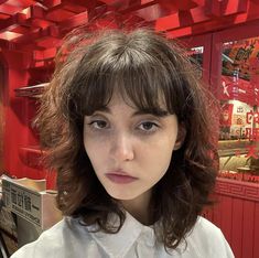 Short Bangs Shag Haircut, Messy Medium Length Hair, Short Hair With Bangs Wavy, Baby Bangs Wavy Hair, Bangs Shag Haircut, Short 70s Hair, Wavy Hair Bob, Bangs Wavy Hair, Loose Curls Hairstyles