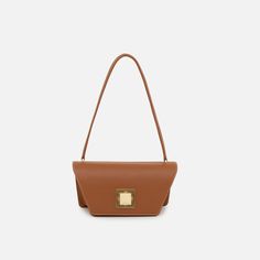 The Arcadia Trapeze combines geometric lines and an oversized front turn lock to create a contemporary style yet chic. A desing that stands out and matches perfectly with evening outfits. Italian Leather Handbags, Evening Outfits, Geometric Lines, Small Shoulder Bag, Small Crossbody, Italian Leather, Leather Handbags, Contemporary Style, Satchel