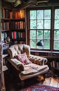 Aesthetic Libraries, Cozy Reading Corner, Reading Nook Ideas, Place To Read, English Decor, Furniture Details Design, Nook Ideas, Home Library Design