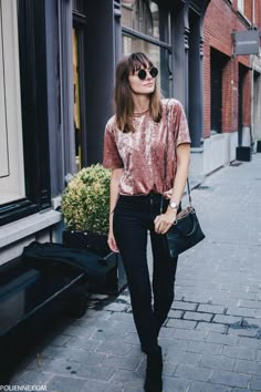 Blusa de veludo, calça preta, bolsa tiracolo Mode Inspo, Inspiration Mode, Mode Inspiration, Style Outfits, Grunge Outfits, Street Styles, Outfits Casuales, Wearing Black, Look Fashion