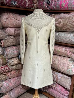 Rajwadi Sherwani For Groom, Sherwani Design, Cream Sherwani, Indian Sherwani, Sherwani Groom, Wedding Sherwani, Bridal Stores, Embroidered Wedding, Hindu Wedding