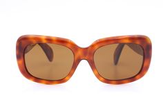 "Vintage sunglasses Moschino mod. M251. Diva sunglasses, squared shape frames made by Persol in the early 90s. Big \"Moschino\" logo on the side. ∗Frames material: acetate ∗Frames colour: tortoise ∗Lens color: brown ∗Condition: new old stock ∗Approximate size: Temple: 5,51 inch / 140 mm Bridge: 0,71 inch / 18 mm Lens caliber: 1,97 inch / 50 mm Please contact me for more information and pictures about the products Handling time & shipping policy: we will usually ship worldwide within 2 busine Vintage Wayfarer Sunglasses With Gradient Lenses, Vintage Sunglasses With Uv Protection And Square Frame, Vintage Square Sunglasses With Tinted Lenses, Retro Brown Square Frame Sunglasses, Retro Square Sunglasses With Tinted Lenses, Mid-century Brown Tinted Sunglasses, Vintage Brown Rectangular Sunglasses, Vintage Rectangular Sunglasses With Uv Protection, Engraved Crystal