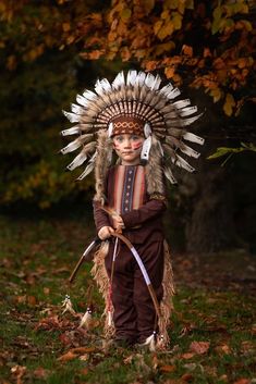 Child 2 to 5 years 53cm/20.9inch Indian Headdress Replica made with white and black swan feathers The hat has a elastic band on the back like a cap to adjust perfectly to the children's head. This great children headdress is entirely handmade and truly adorable. Perfect photography prop for your special ocasion. Ties in the back for a perfect fit. This will be precious for your costume, or even room decor. Regarding the size, Please measure your Baby Child Head Circumference, If you doublt about White And Black Swan, Swan Feathers, Adult Mickey Mouse Costume, Frozen Costume Adult, Black Swan Costume, Poison Ivy Costumes, Tinker Bell Costume, Couple Halloween Costumes For Adults, Doll Halloween Costume