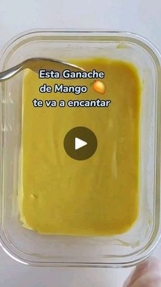 a person is holding a container with food in it and the words esta ganache de mango tova a encantar