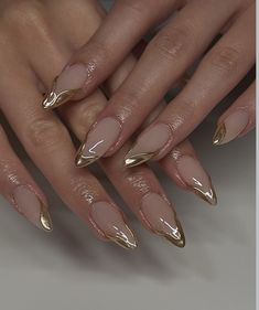 insta: @aurakanails Gold Formal Nails, Elegant Nails Gold, Elegant Gold Nails, Gold Design Nails, Nail Ideas French, Gold Nail Designs, Formal Nails, Glow Nails, Classy Acrylic Nails